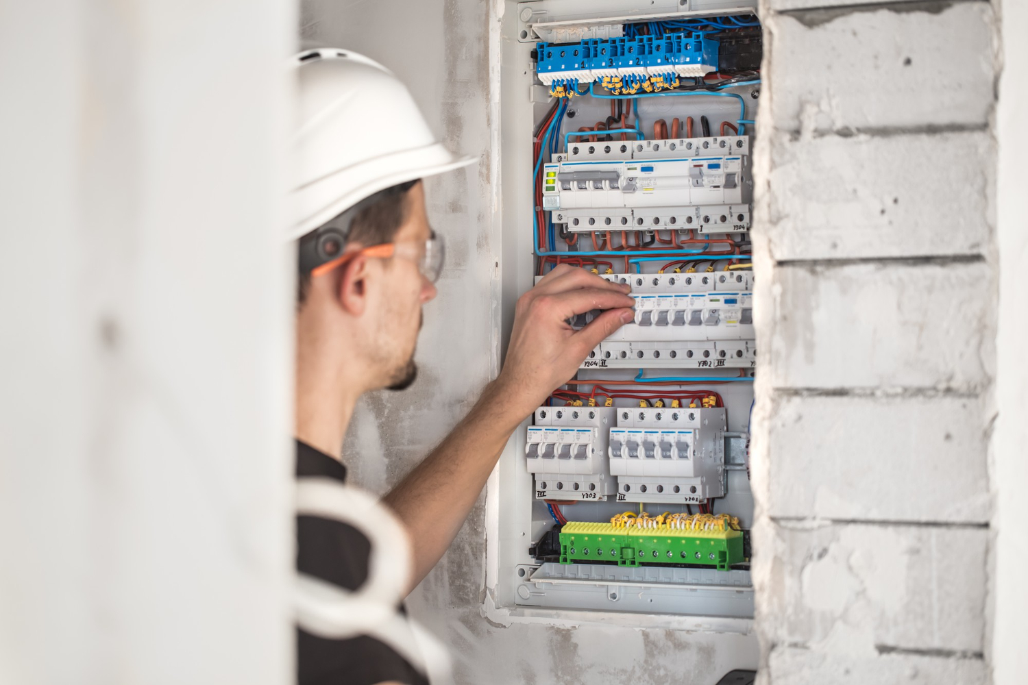 Kto może wykonać przegląd instalacji elektrycznej?