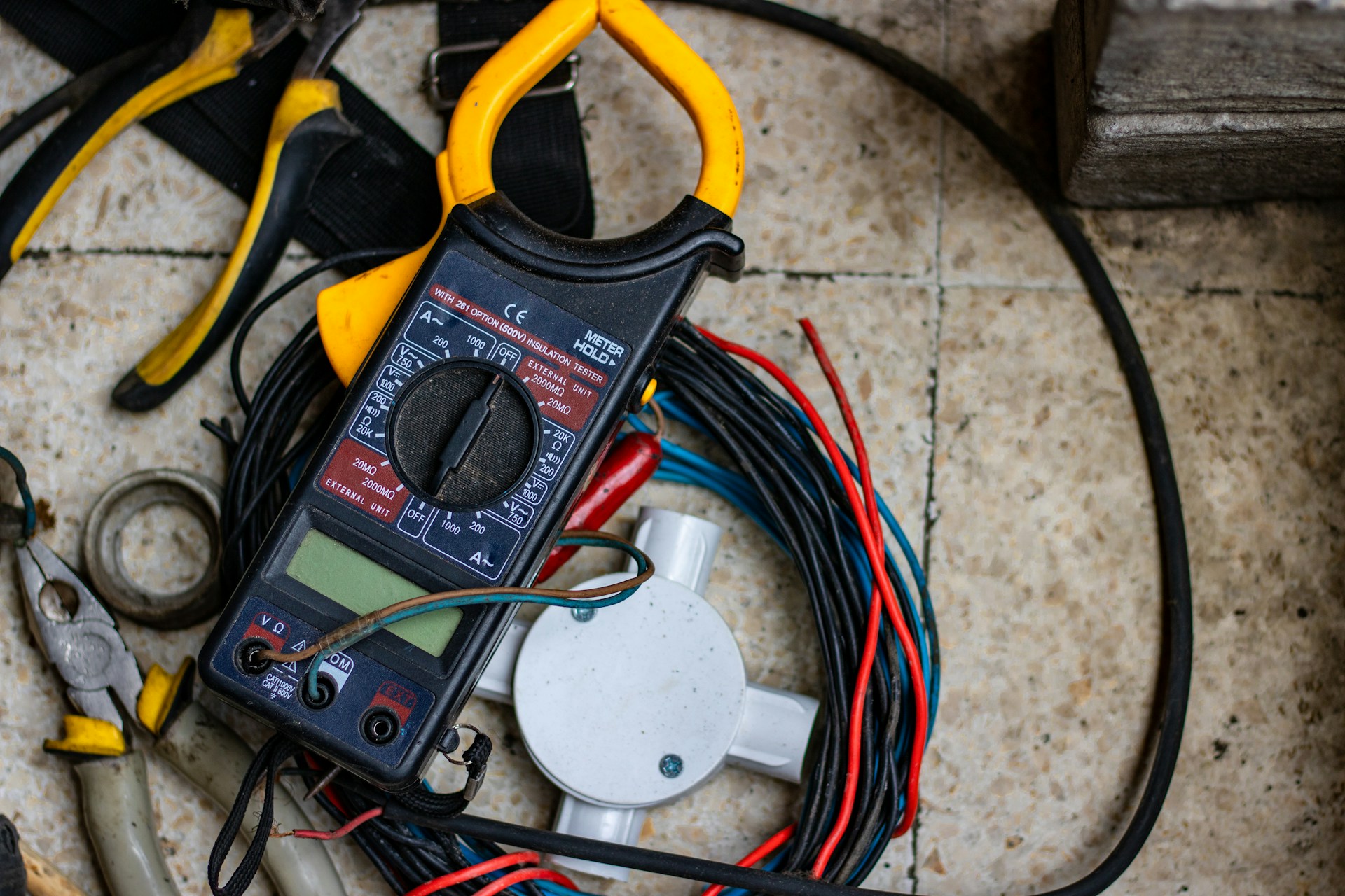 Jak działa i jak obsługiwać miernik elektryczny?